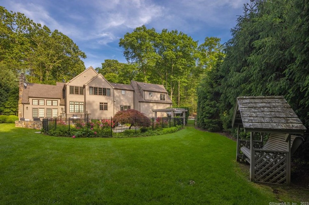 11 Charcoal Hill Rd, Westport CT  06880-1633 exterior
