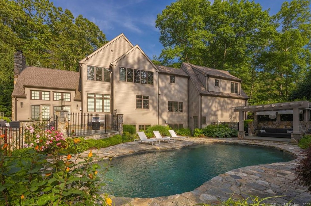 11 Charcoal Hill Rd, Westport CT  06880-1633 exterior