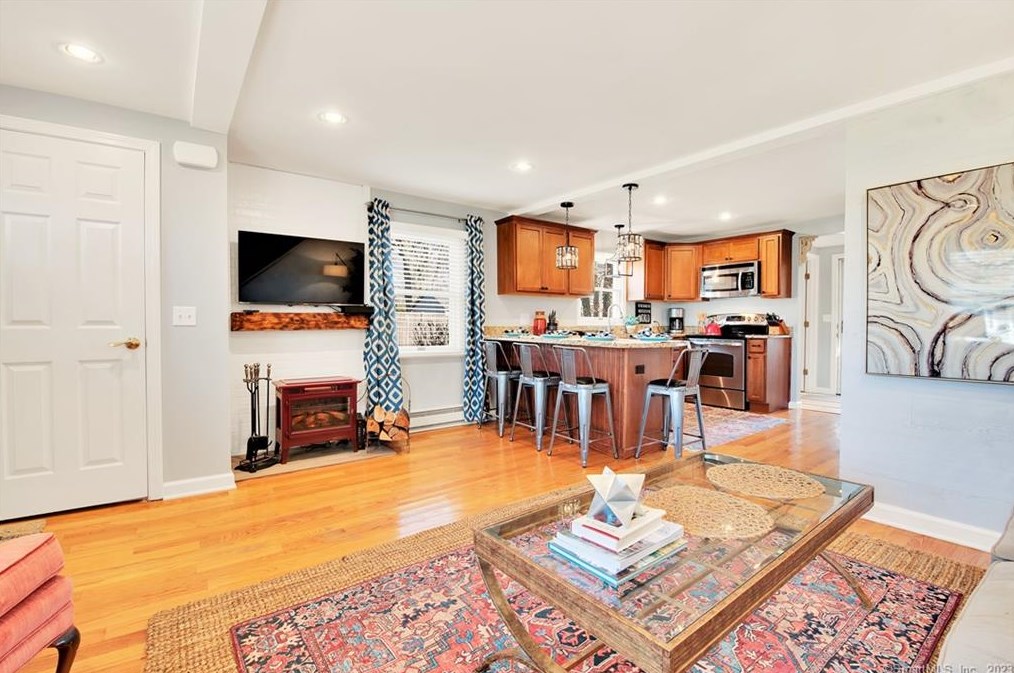 24 Maple Ave, Fenwick CT  06475-2452 exterior
