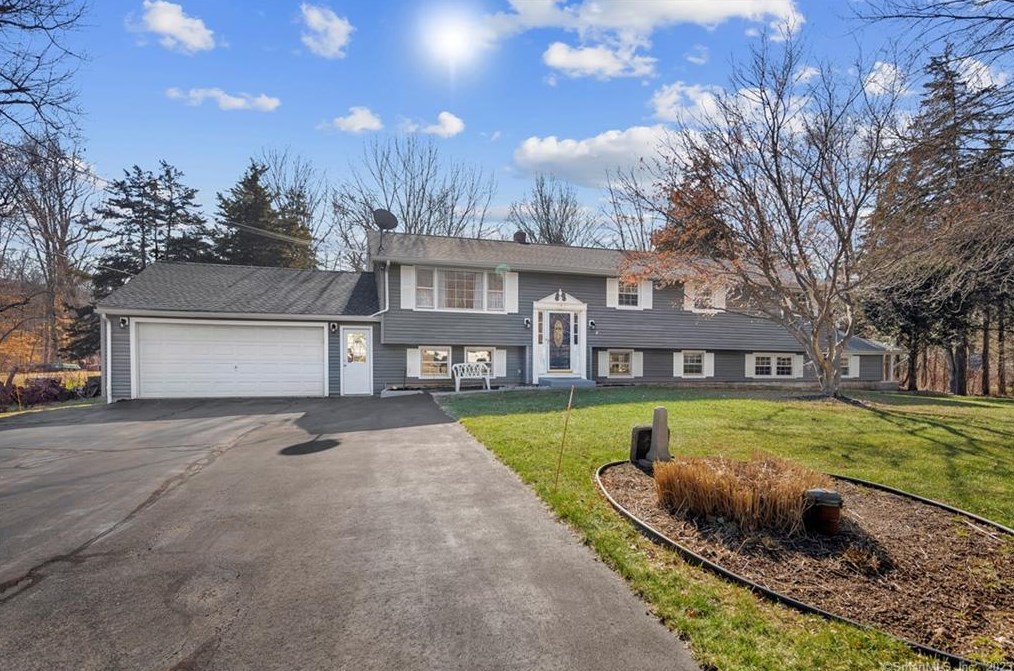 7 Brookfield Dr, Northford, CT 06472