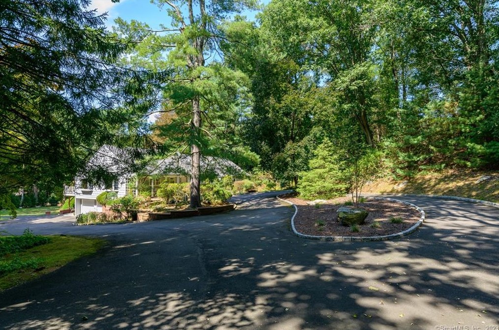 95 Old Mill Ln, Stamford, CT 06902