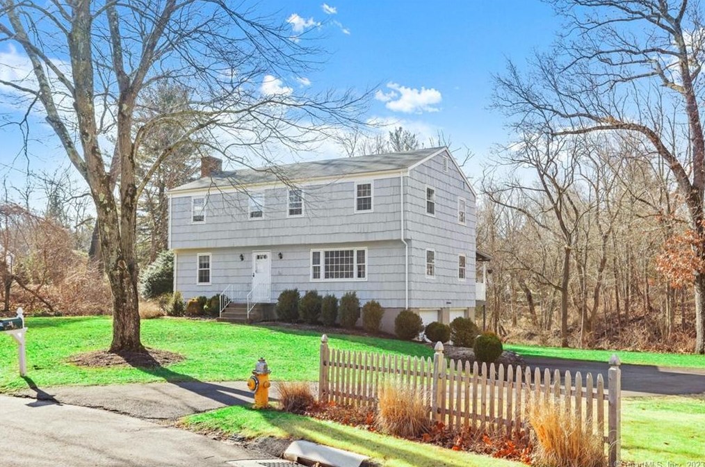 38 Lincoln Dr, New Canaan, CT 06840
