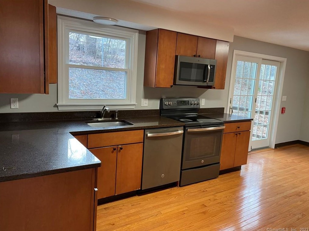 42 Debra Ln, North Haven, CT 06473