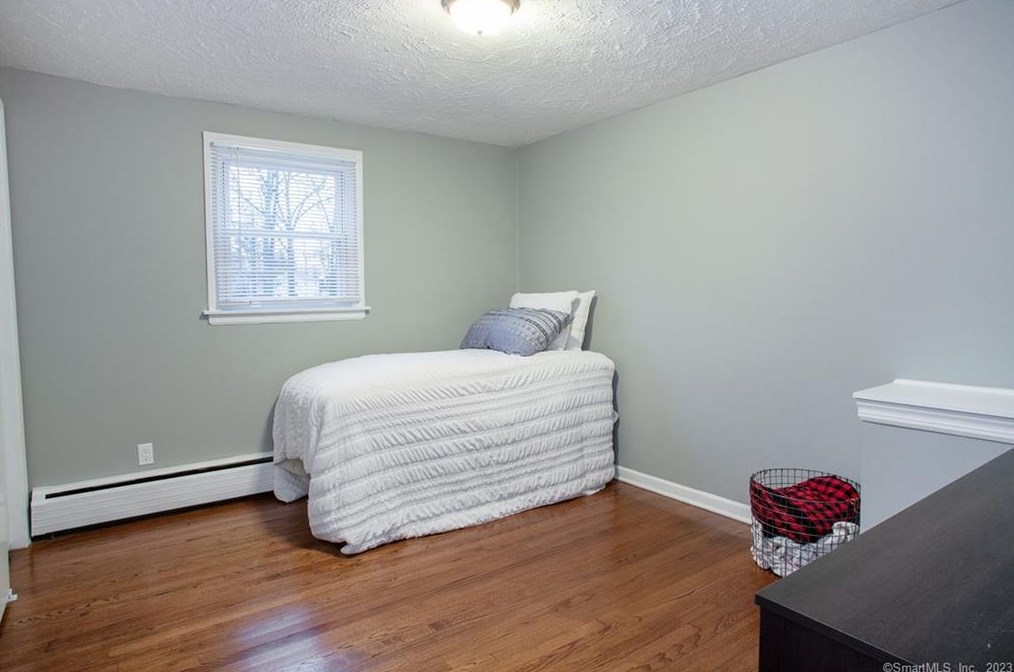 21 Williams Cir, Suffield CT  06078-1938 exterior