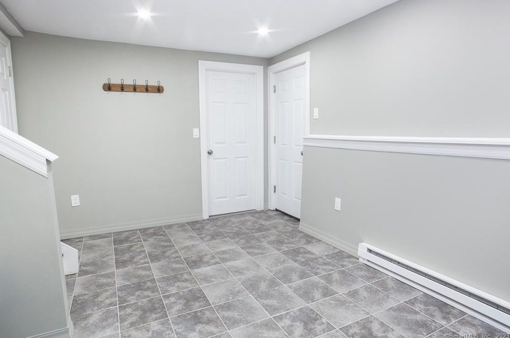 21 Williams Cir, Suffield CT  06078-1938 exterior