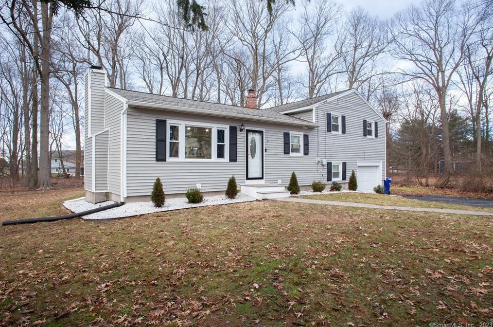 21 Williams Cir, Suffield CT  06078-1938 exterior