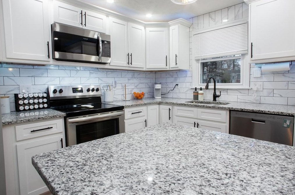 21 Williams Cir, Suffield CT  06078-1938 exterior