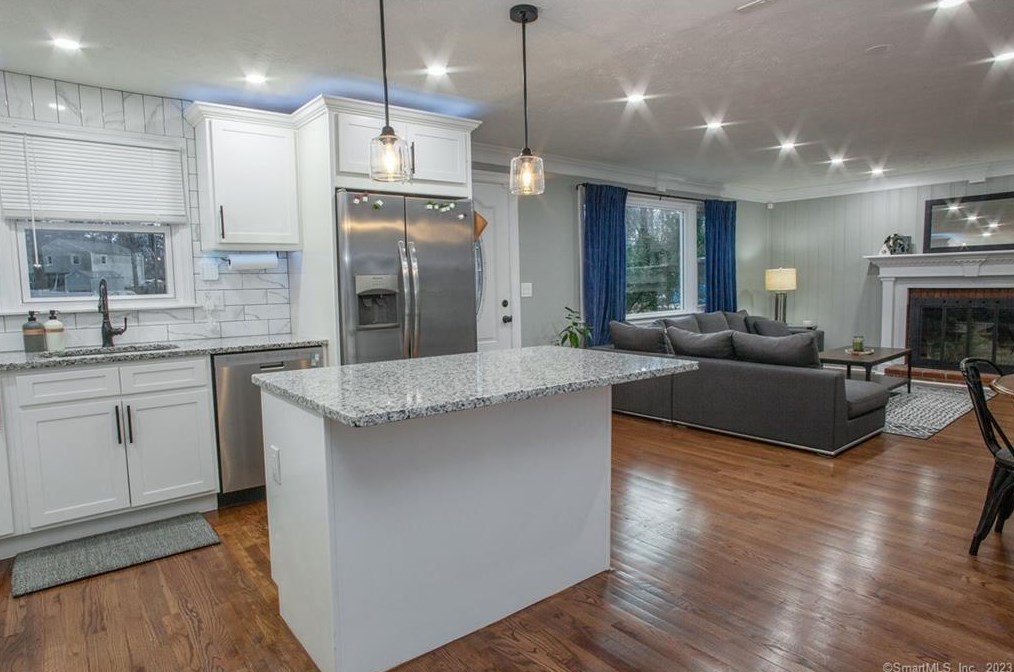 21 Williams Cir, Suffield CT  06078-1938 exterior