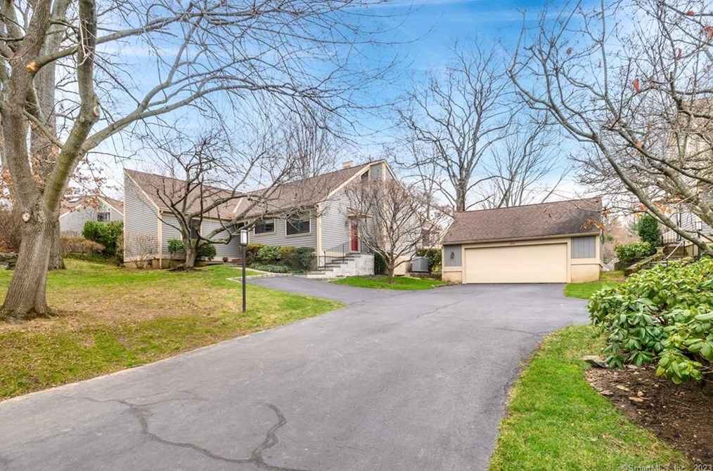 304 W Lyon Farm Dr #304, Greenwich, CT 06831