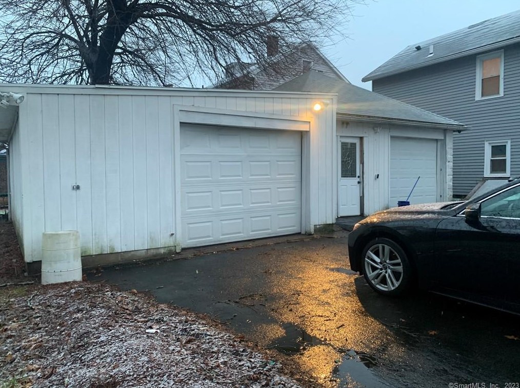 6 Hickory St, Meriden CT  06451-3003 exterior