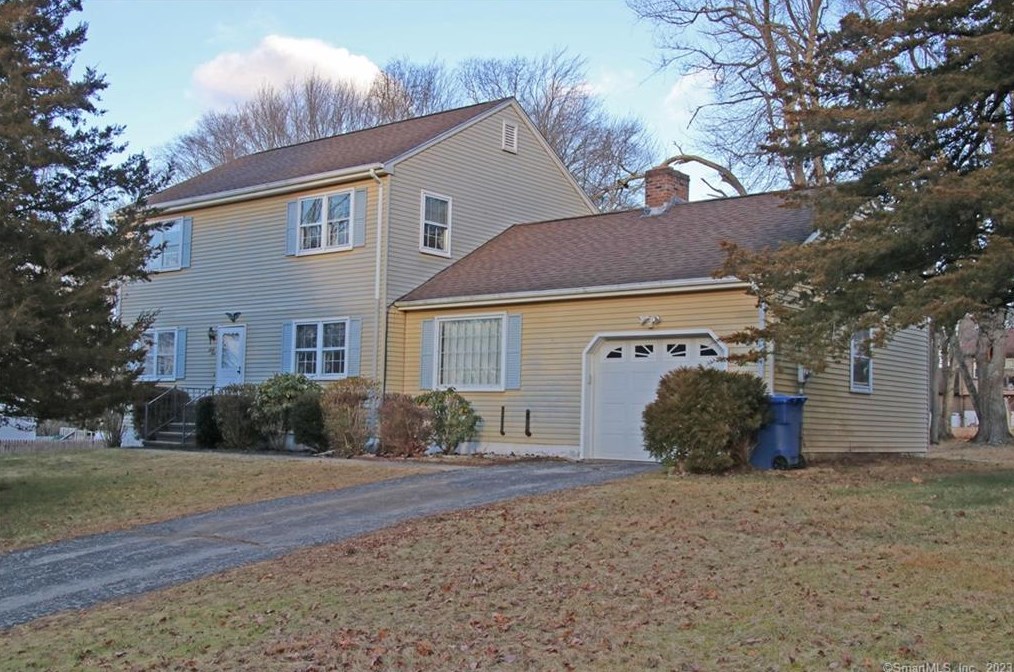 69 Forest Dr, Uncasville, CT 06382