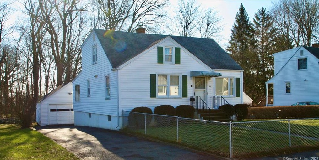 75 Oakwood Dr, Fairfield, CT 06824-4148