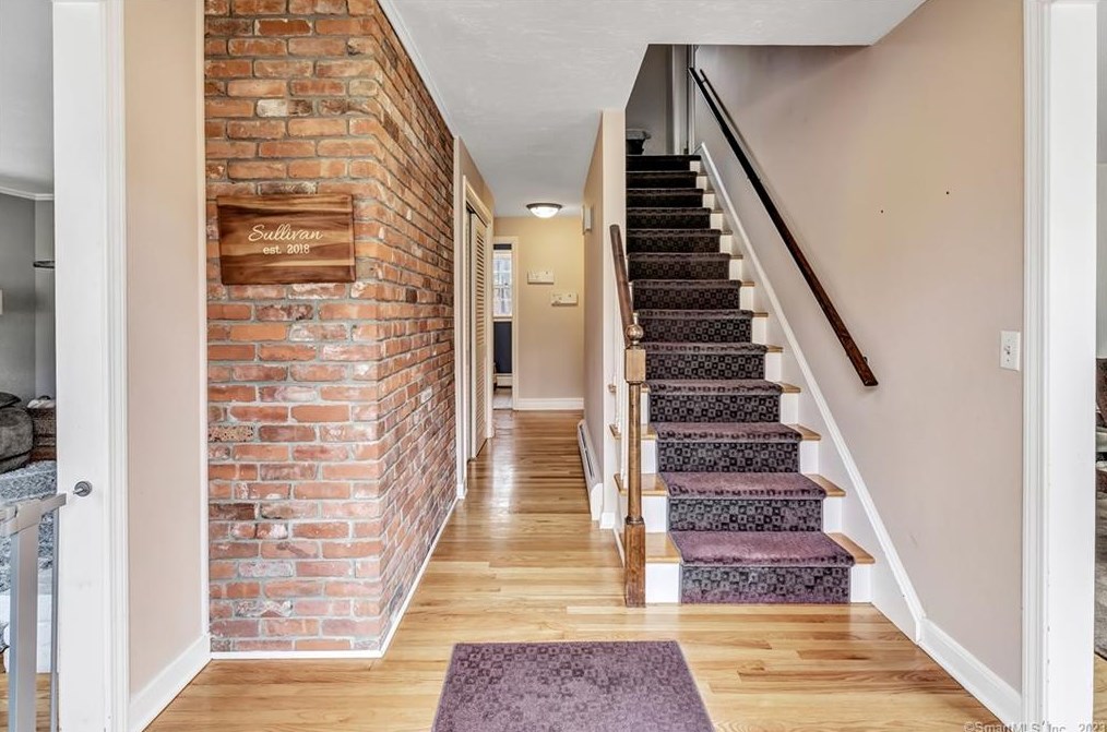 18 Gene Dr, Huntington, CT 06484