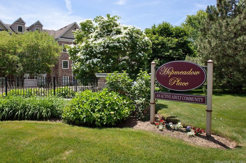 1 West St, Simsbury CT  06070-2403 exterior