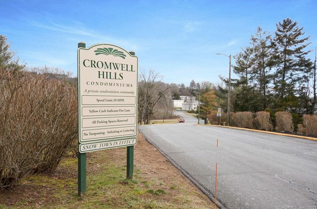5 Redwood Ct, Cromwell CT  06416-1735 exterior