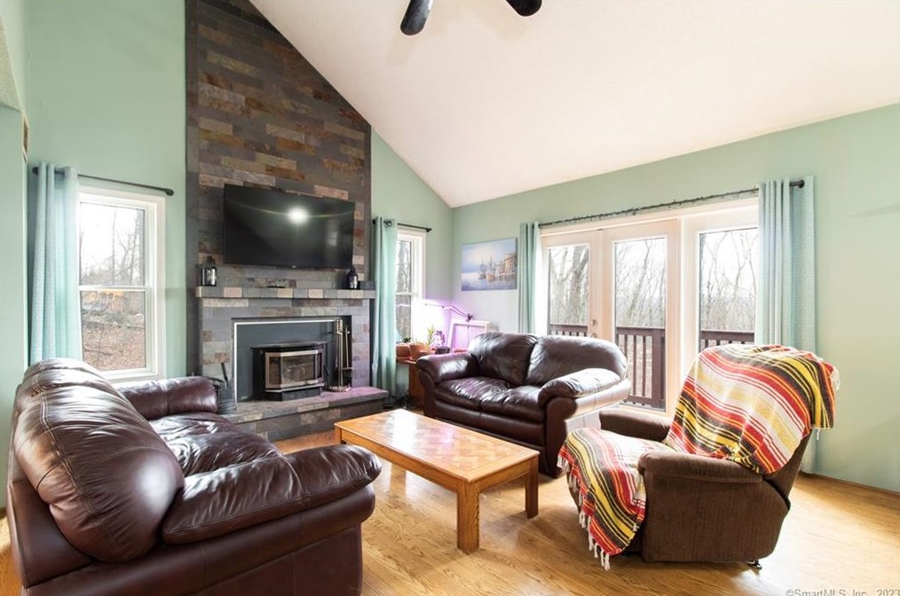 83 Whitney Pl, Union City, CT 06770-3154