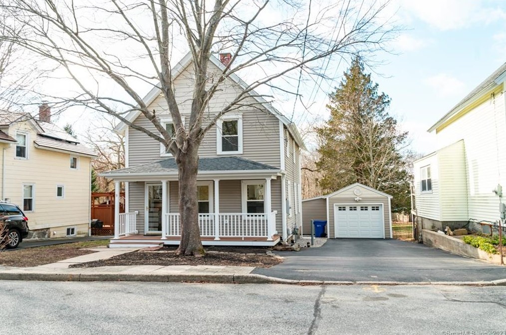 9 Clements St, Waterford, CT 06385