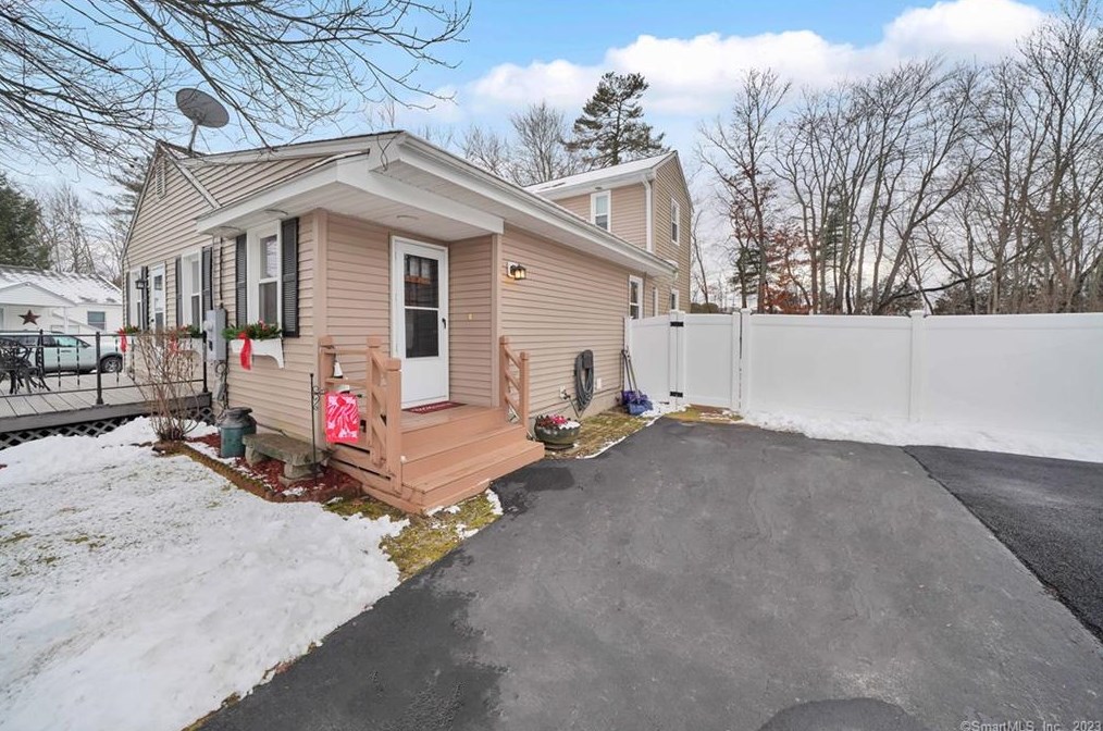 14 End St, Stafford, CT 06076