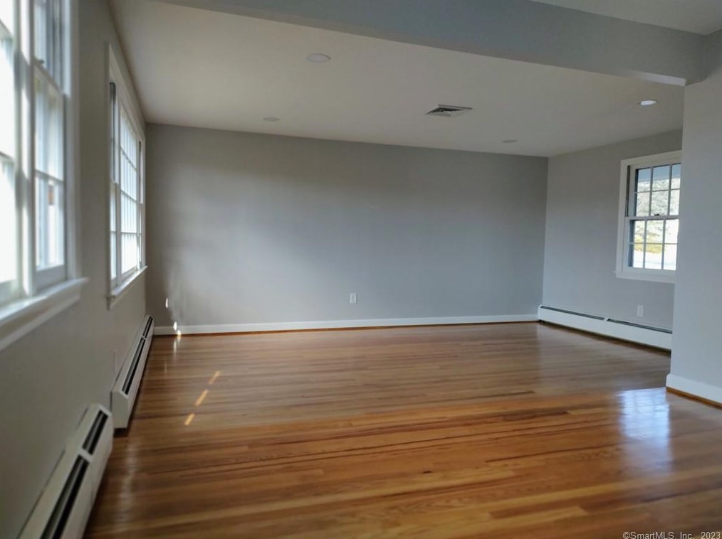 215 Tremont St, Hartford CT  06111-4742 exterior