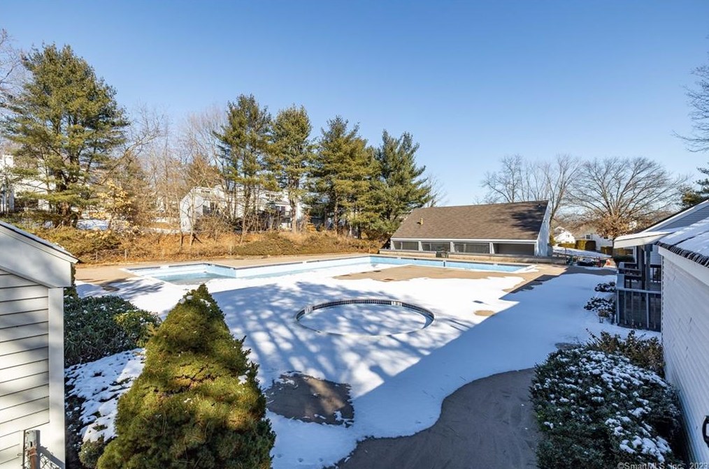 71 Clubhouse Dr, Cromwell CT  06416-2565 exterior