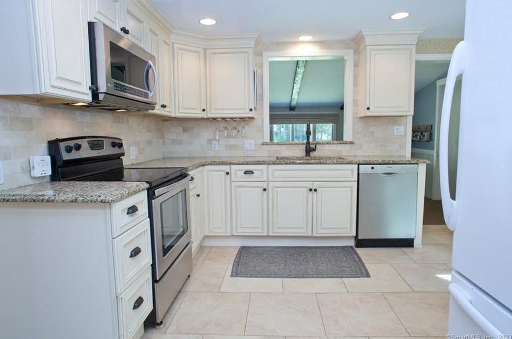 35 Woodside Cir, Simsbury, CT 06070-2312
