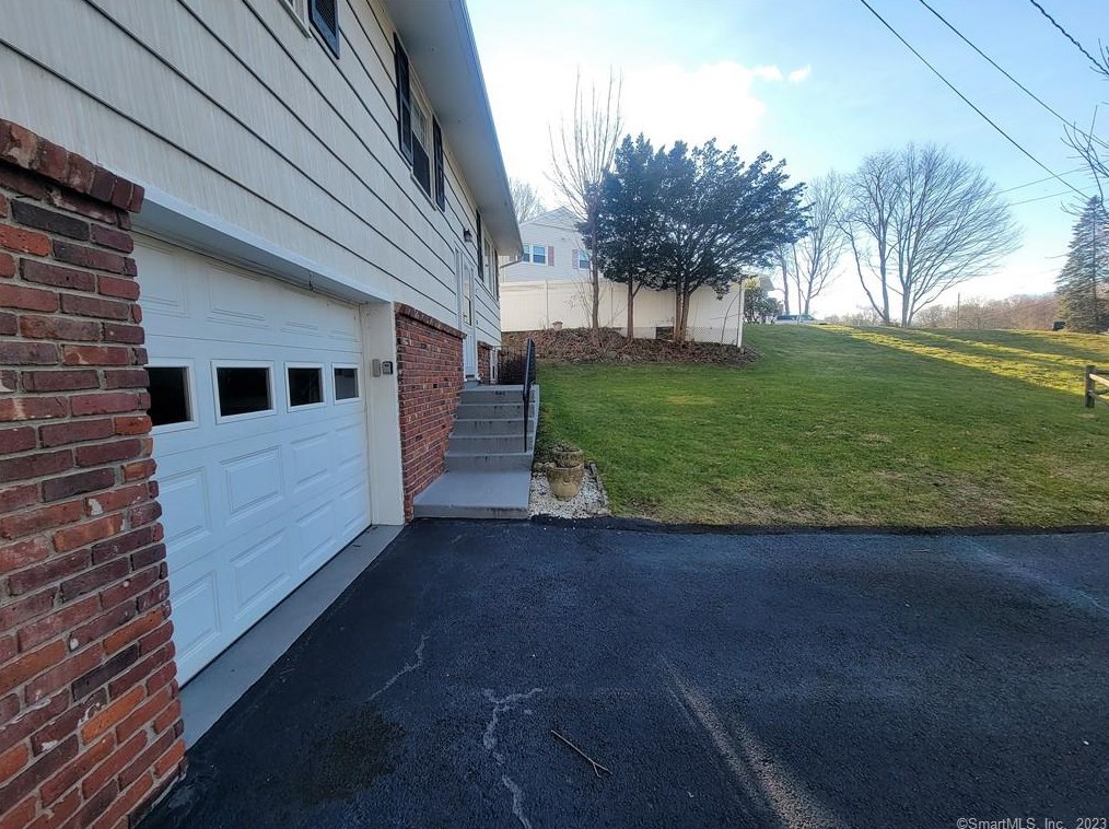 34 Berkshire Dr, Danbury, CT 06811