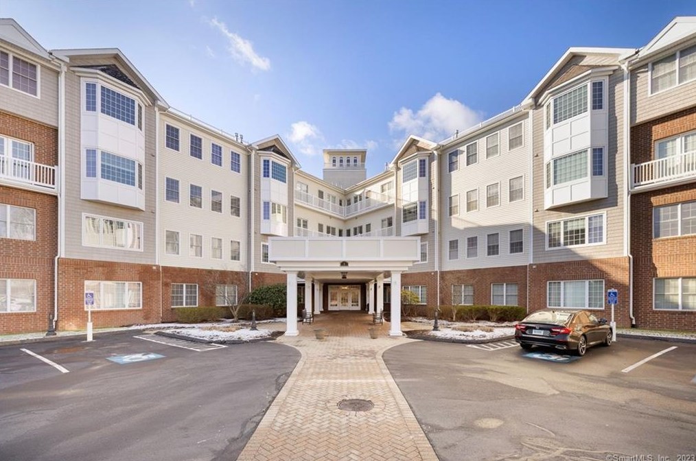 1 King Philip Dr #316, Hartford, CT 06117