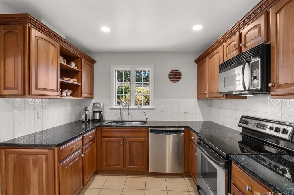 11 Somerset Ln, Riverside, CT 06878