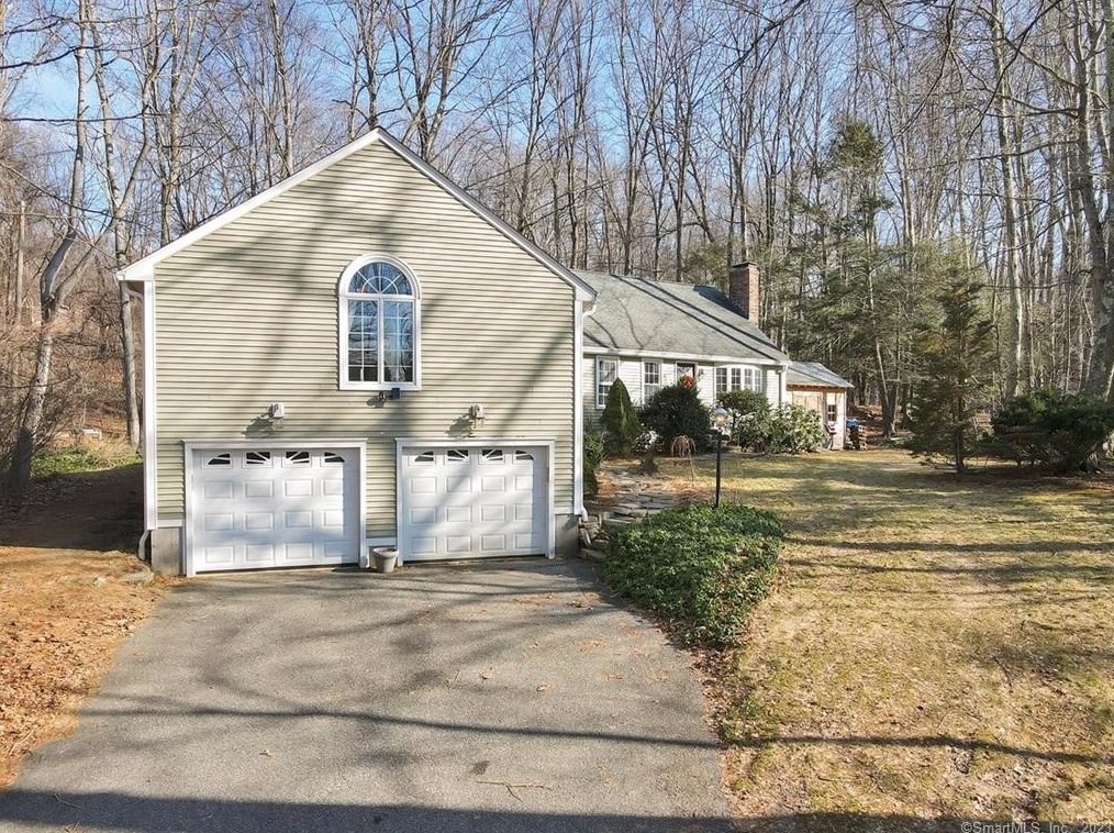 32 Roberts Rd, East Hampton, CT 06447