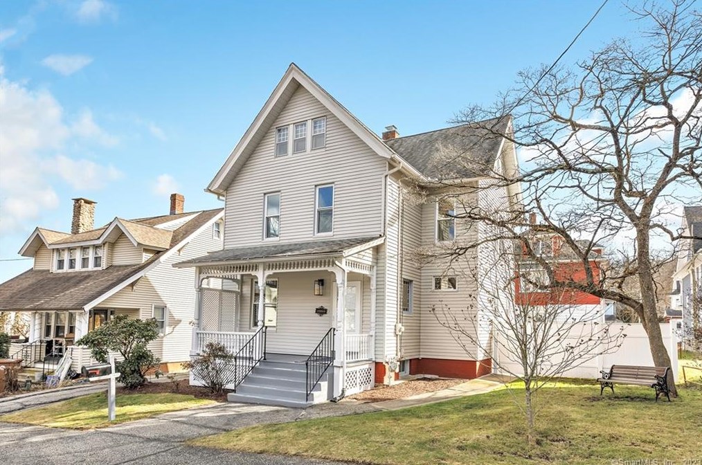 18 Spring St, Huntington, CT 06484