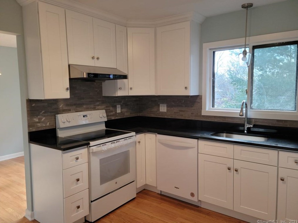 29 Palmer Woods Cir, Branford, CT 06405