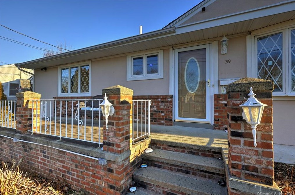 39 Check Point Ln, New Haven, CT 06516