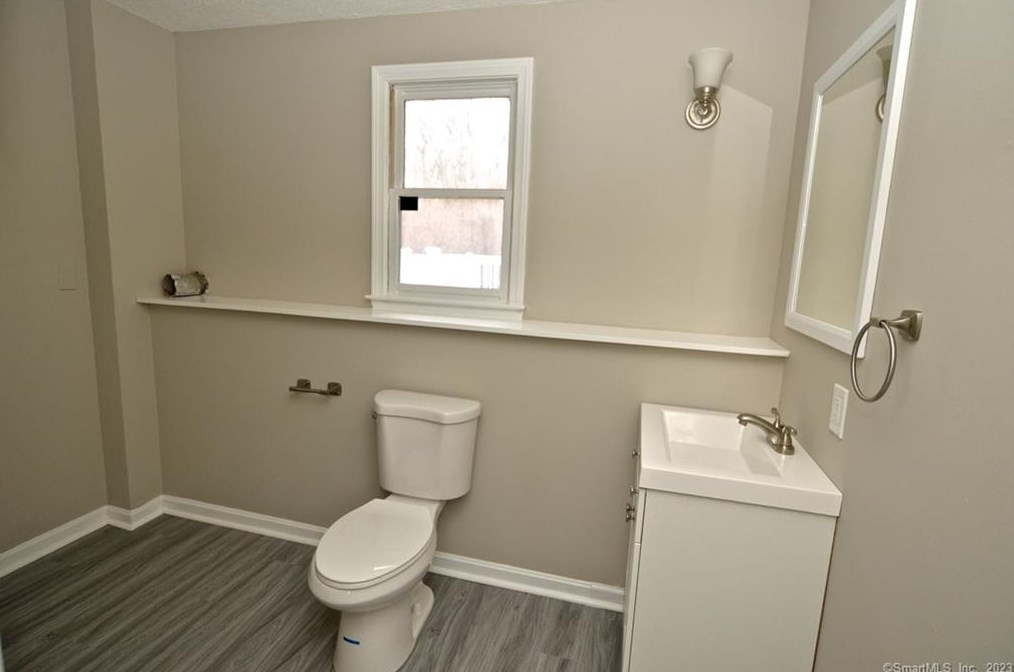 8 Cynthia Ct, Branford CT  06405-4740 exterior