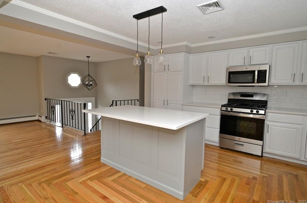 8 Cynthia Ct, Branford CT  06405-4740 exterior