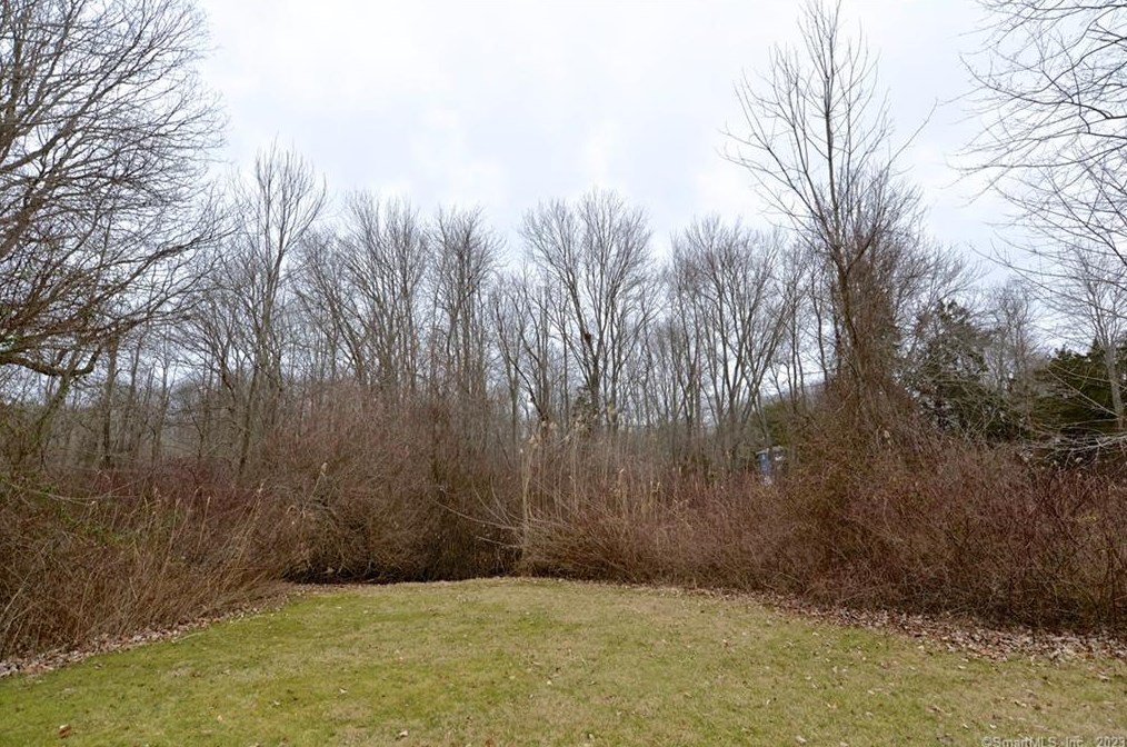 8 Cynthia Ct, Branford CT  06405-4740 exterior
