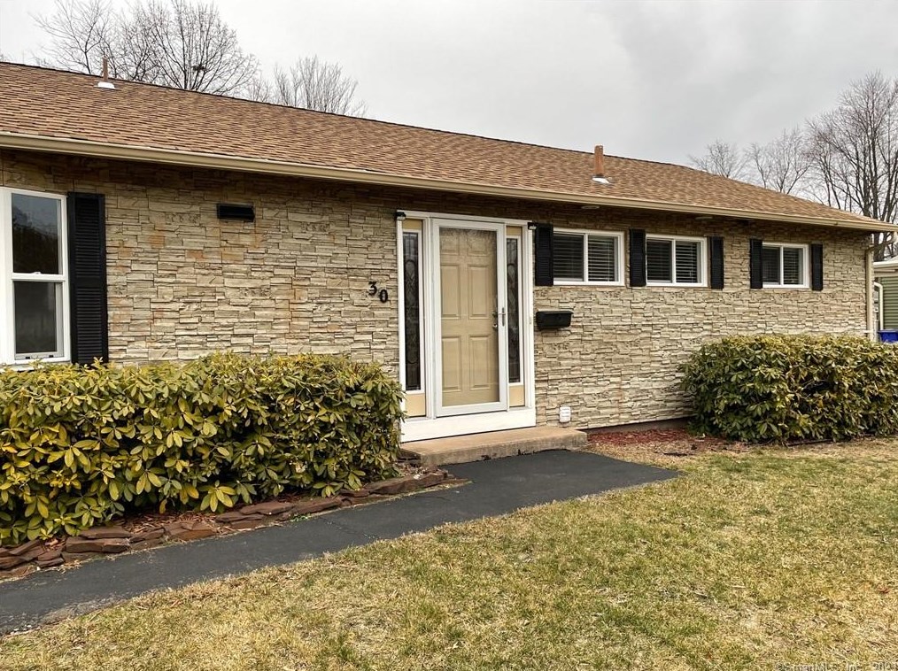 30 Greenfield Dr, Windsor Locks, CT 06096