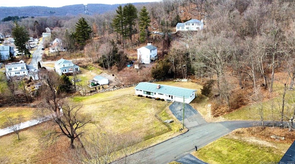 41 Edgewood Dr, Beacon Falls, CT 06403