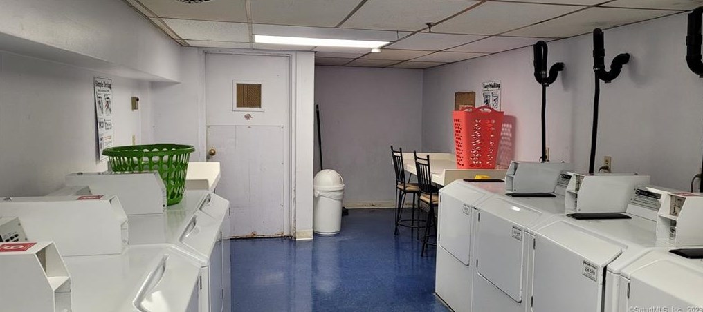 181 Loomis Dr, Hartford CT  06107-2055 exterior