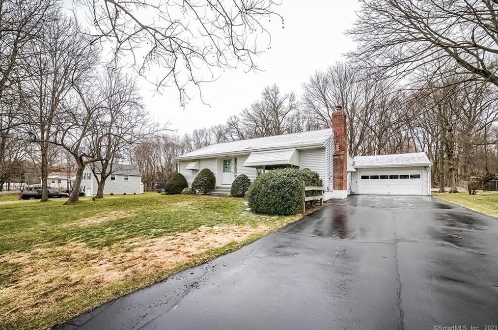 81 Forest View Rd, Northford, CT 06472