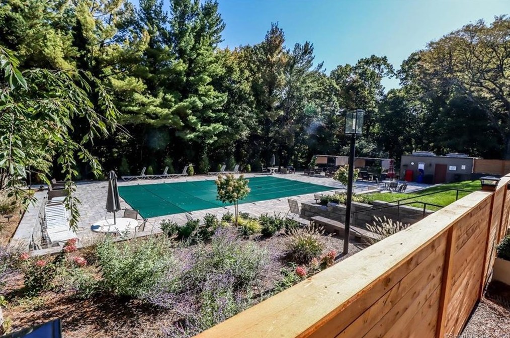 56 Charlton Hill Rd, New Haven CT 06518-2550 exterior