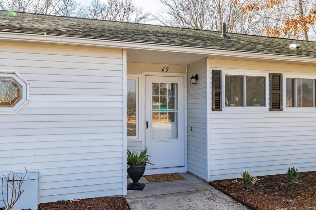 65 Greenfield Dr, Windsor Locks, CT 06096