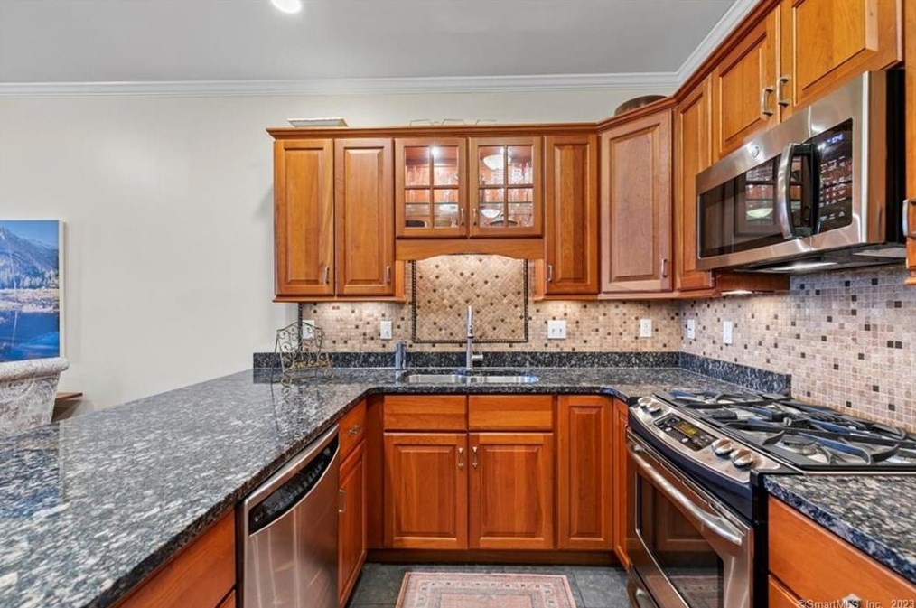 60 Maple St #17, Branford, CT 06405