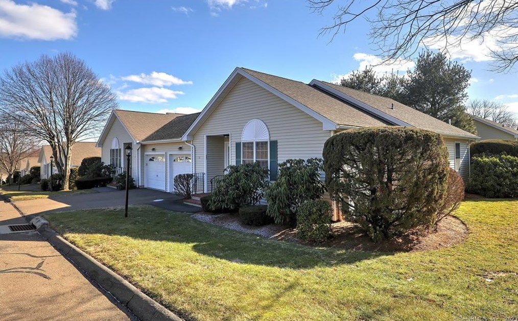 18 Cider Mill Ln, Bridgeport, CT 06611