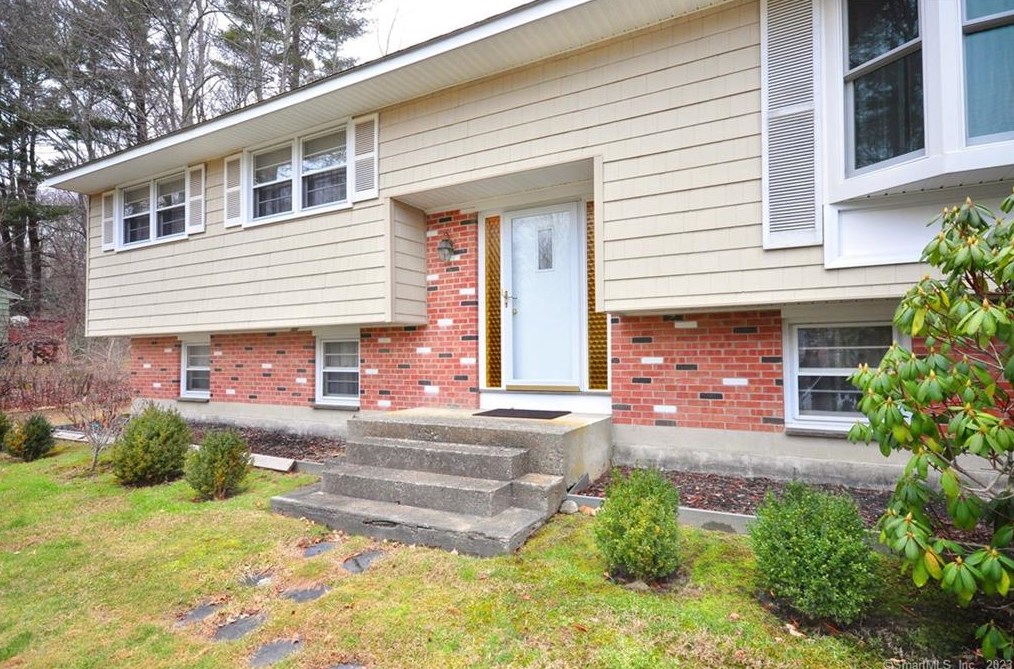 10 Mountain View Dr, Torrington, CT 06791