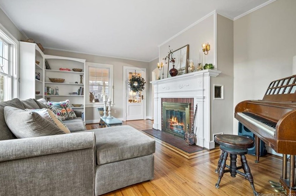 92 Grove St, Clinton CT  06413-1907 exterior