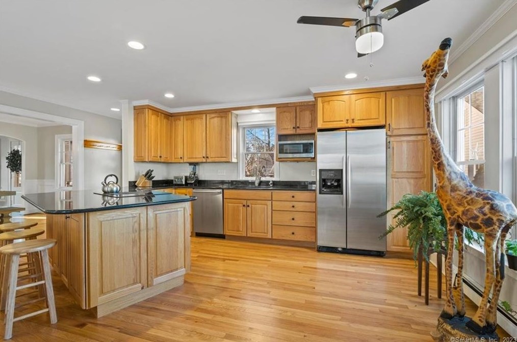 92 Grove St, Clinton CT  06413-1907 exterior