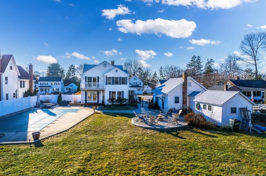 92 Grove St, Clinton CT  06413-1907 exterior