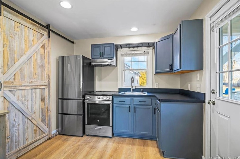 92 Grove St, Clinton CT  06413-1907 exterior