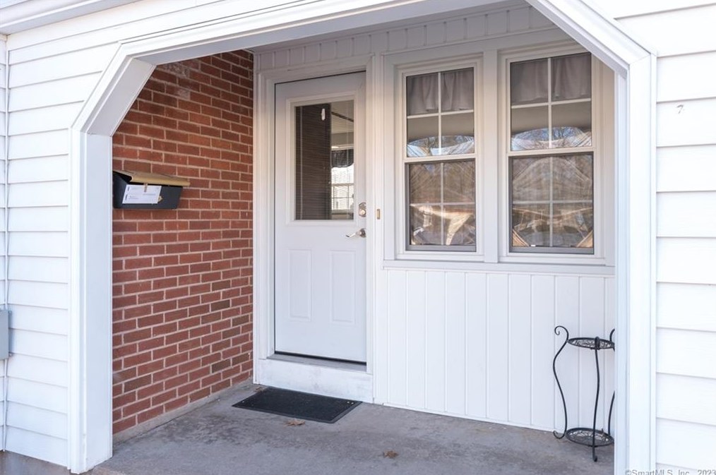 5 Depietro Dr, Hartford CT  06118-2015 exterior
