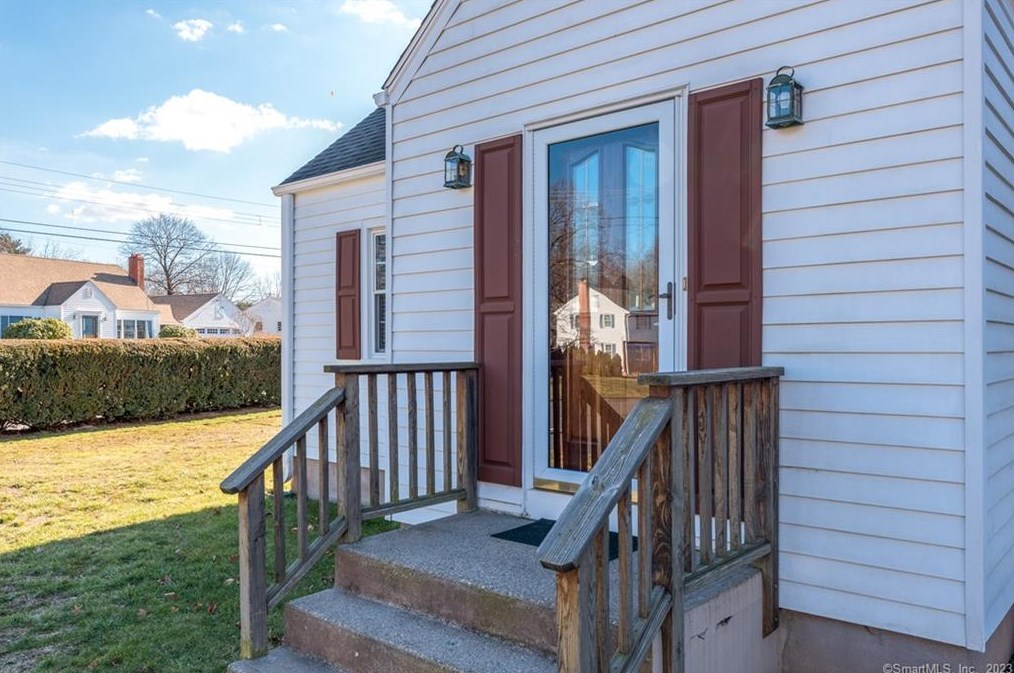 5 Depietro Dr, Hartford CT  06118-2015 exterior
